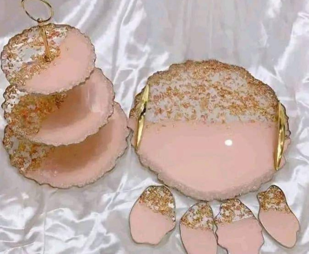 A round mold with an irregular, wavy outer frame, used for casting resin or plaster or pottery to create serving trays or decorative bases. The mold is symmetrical with a diameter of 32 cm and a depth of 1 cm.