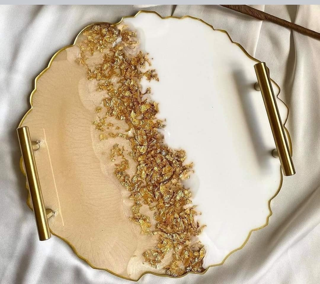 A round mold with an irregular, wavy outer frame, used for casting resin, plaster, or pottery to create serving trays or decorative bases. The mold is symmetrical, with a diameter of 28 cm and a depth of 1 cm.