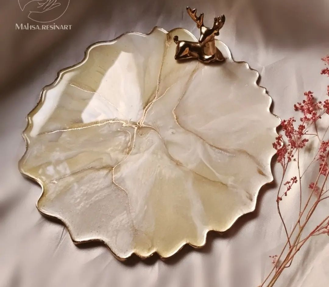 A round mold with an irregular, wavy outer frame, used for casting resin, plaster, or pottery to create serving trays or decorative bases. The mold is symmetrical, with a diameter of 28 cm and a depth of 1 cm.