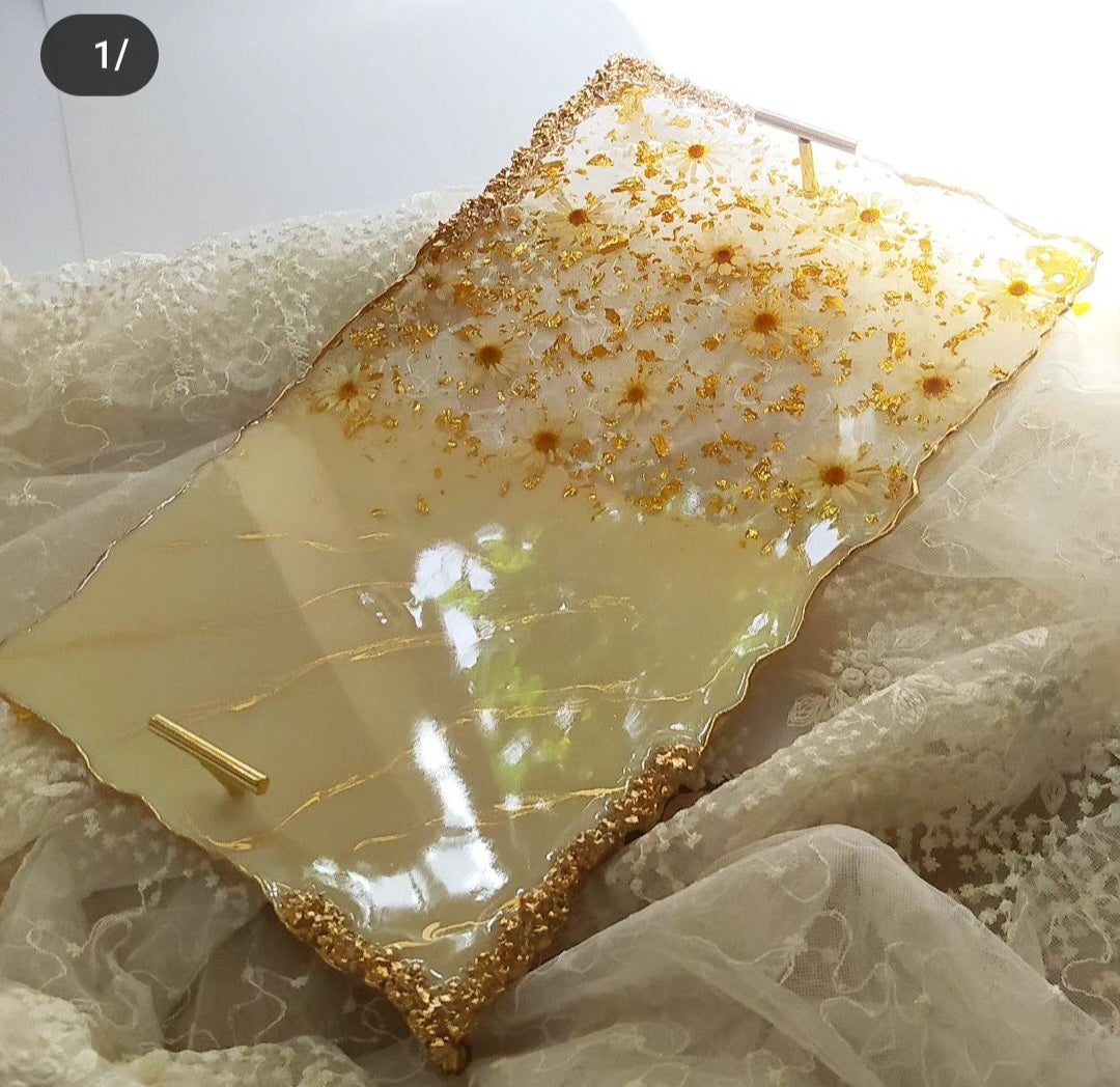Rectangular silicone mold with irregular, wavy edges, designed for crafts. Length: 45 cm. Width: 30 cm Depth: 8 ml