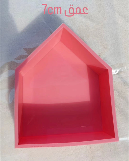 This silicone mold features a geometric design in the shape of a house (pentagon), consisting of a straight base and vertical sides ending in a pointed roof. It is 7 cm deep and can be used for resin, wax, pottery, or polymer clay.