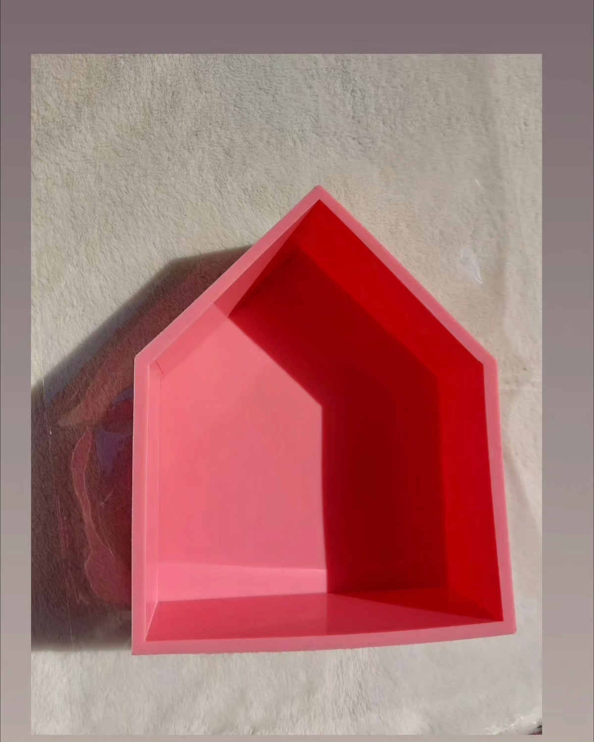 This silicone mold features a geometric design in the shape of a house (pentagon), consisting of a straight base and vertical sides ending in a pointed roof. It is 7 cm deep and can be used for resin, wax, pottery, or polymer clay.
