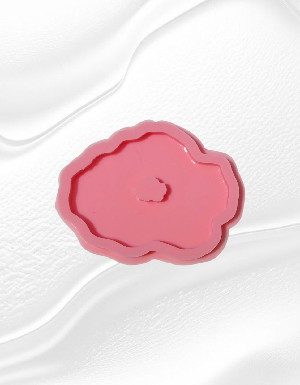 This organically designed, irregularly shaped silicone mold, resembling a cloud, features smooth, wavy edges that give the finished piece a natural and artistic look. It can be used to make small jewelry or accessory dishes, candle holders, or coasters