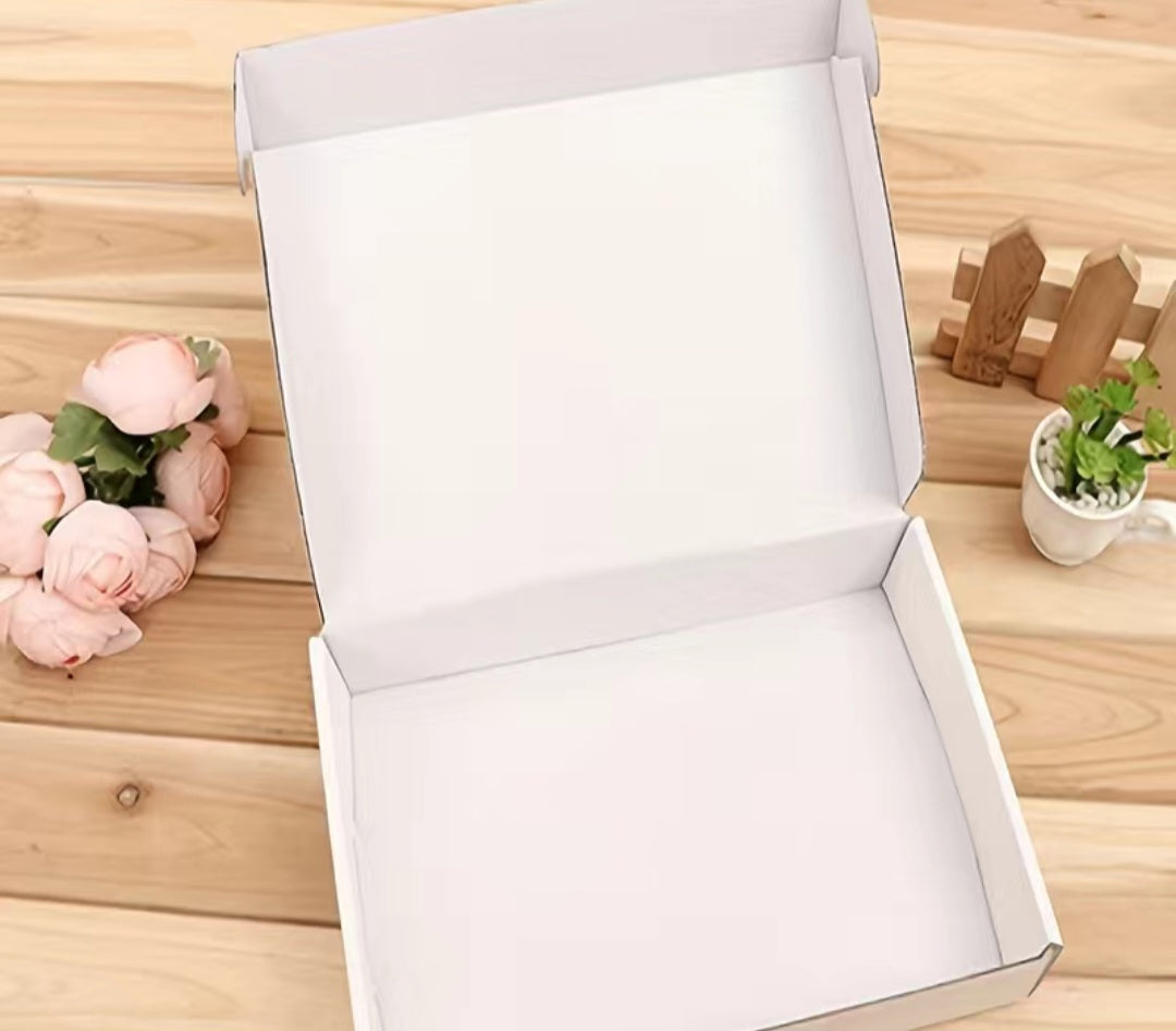 Sturdy, high-quality cardboard boxes, specially designed for shipping and packaging products to ensure they arrive safely and with a professional appearance. This makes them an ideal choice for online stores and DIY enthusiasts