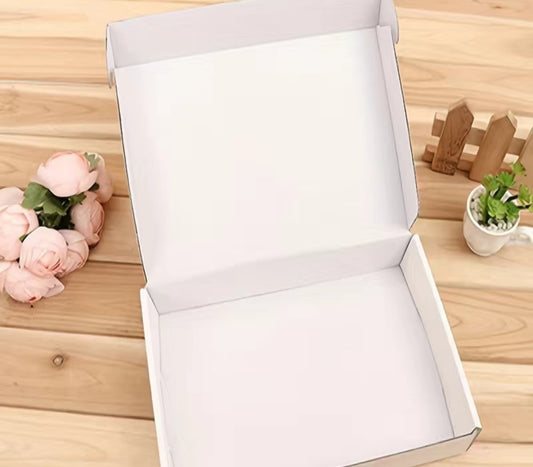 Sturdy, high-quality cardboard boxes, specially designed for shipping and packaging products to ensure they arrive safely and with a professional appearance. This makes them an ideal choice for online stores and DIY enthusiasts