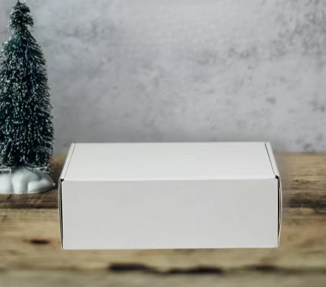 Sturdy, high-quality cardboard boxes, specially designed for shipping and packaging products to ensure they arrive safely and with a professional appearance. This makes them an ideal choice for online stores and DIY enthusiasts