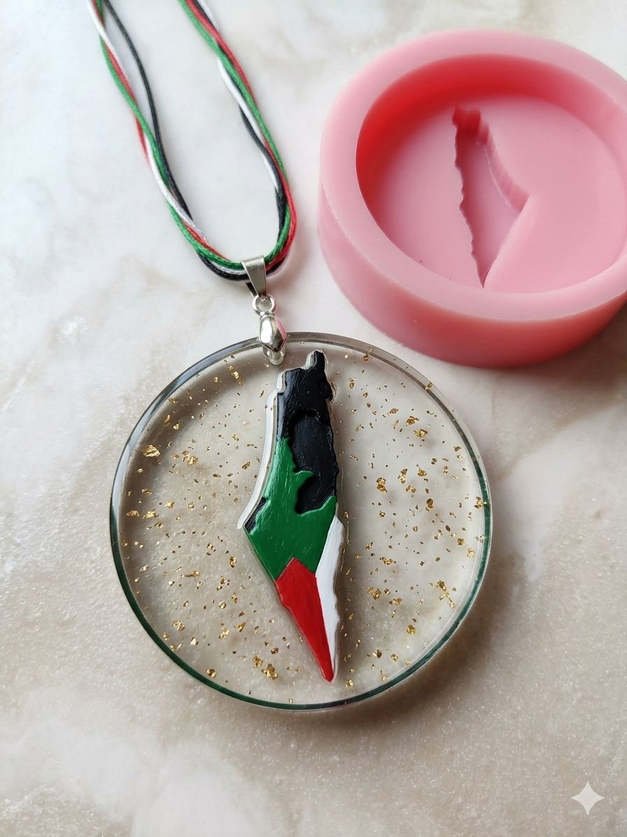 قالب سيليكون دائري عليه علم فلسطين بارز، مناسب لصنع تعليقات من الريزن أو الشمع أو الخرسانة، بالإضافة إلى الصابون المعطر والمستكة العطرية.