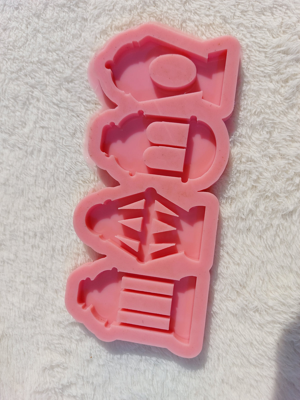 This silicone mold contains four different lantern-shaped cavities, each taking the form of a unique Ramadan lantern design. This mold combines variety in shapes with precision in detail. size 6 cm