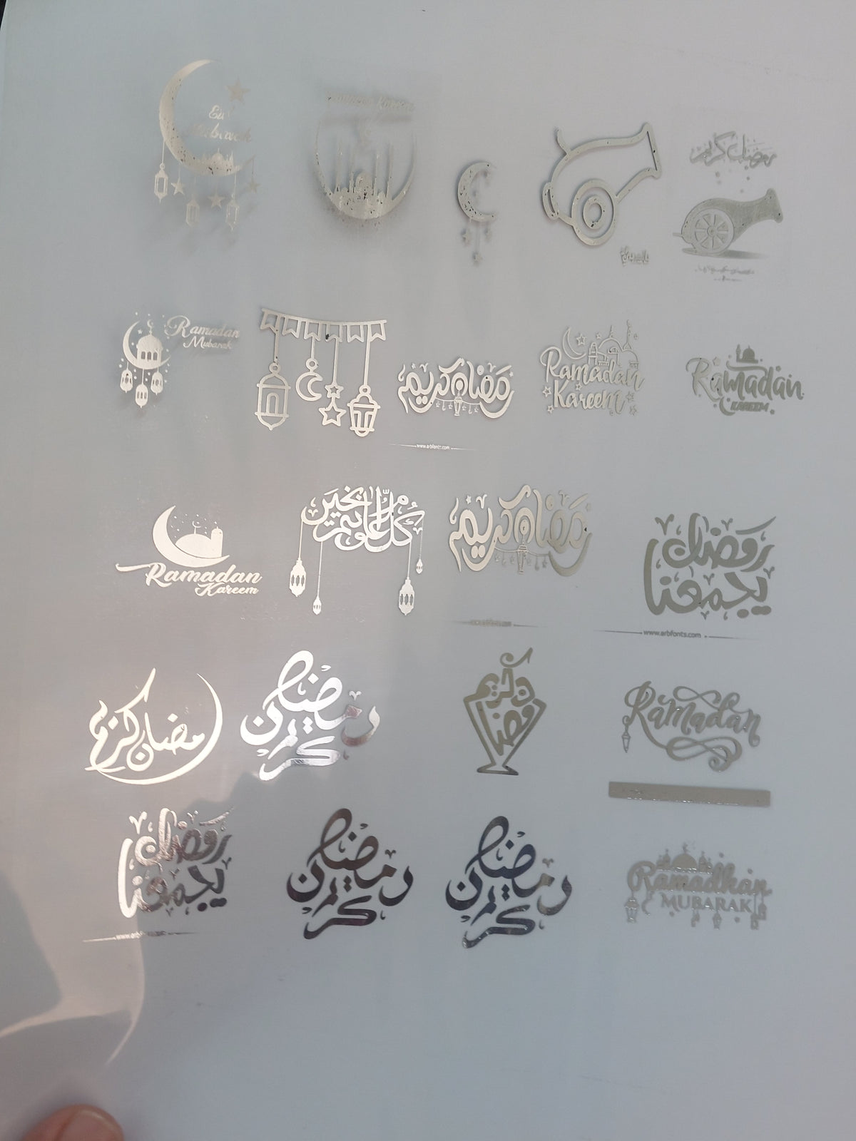 اطبع تصاميم رمضانية على ورق شفاف أو ملصقات، مع مجموعة متنوعة من الخطوط والعبارات الإسلامية