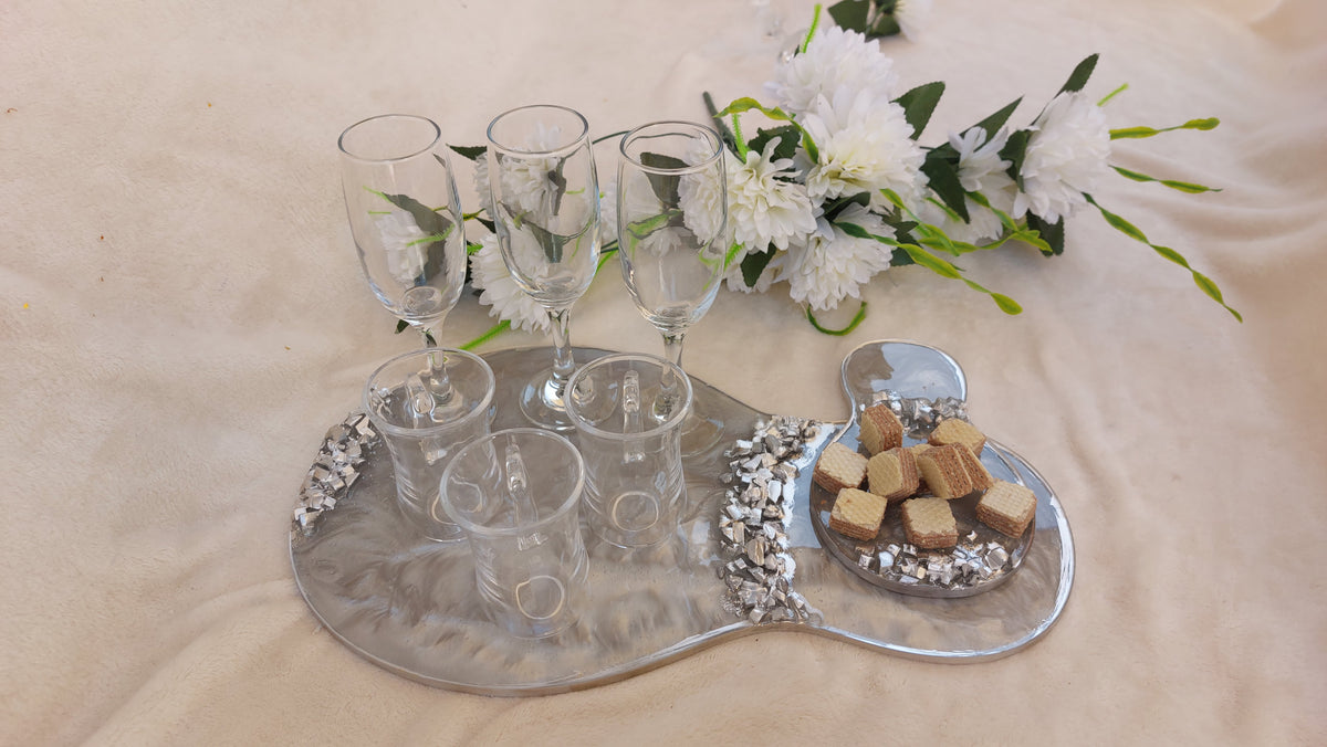 This irregularly shaped, pear-shaped silicone mold is ideal for crafting and making serving trays. The mold features a streamlined design. Overall length: 42 cm. Width of the widest part: 26 cm. Width of the narrowest part: 16 cm. Depth: 8 mm.