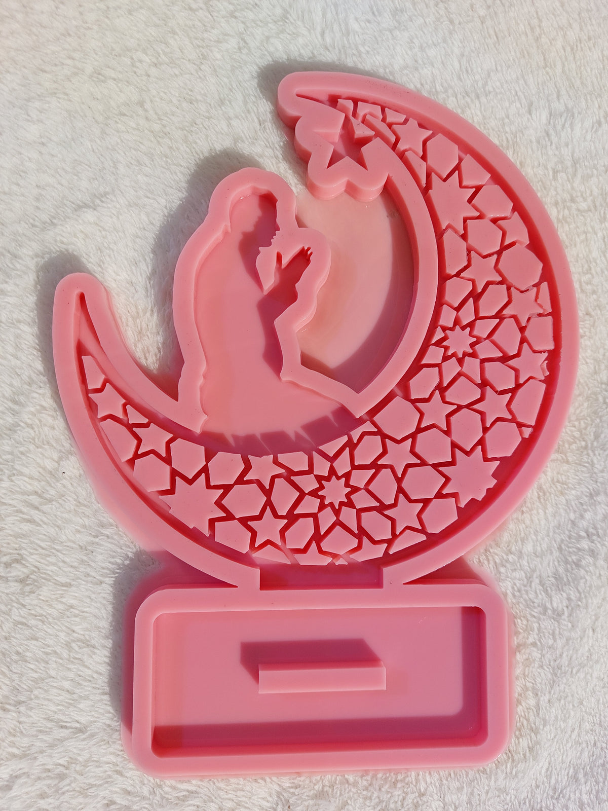 This silicone mold featuring a Ramadan crescent is suitable for casting resin, wax, plaster, or ceramics. Its intricate geometric patterns and integrated design make it a unique addition to any space size 15 cm