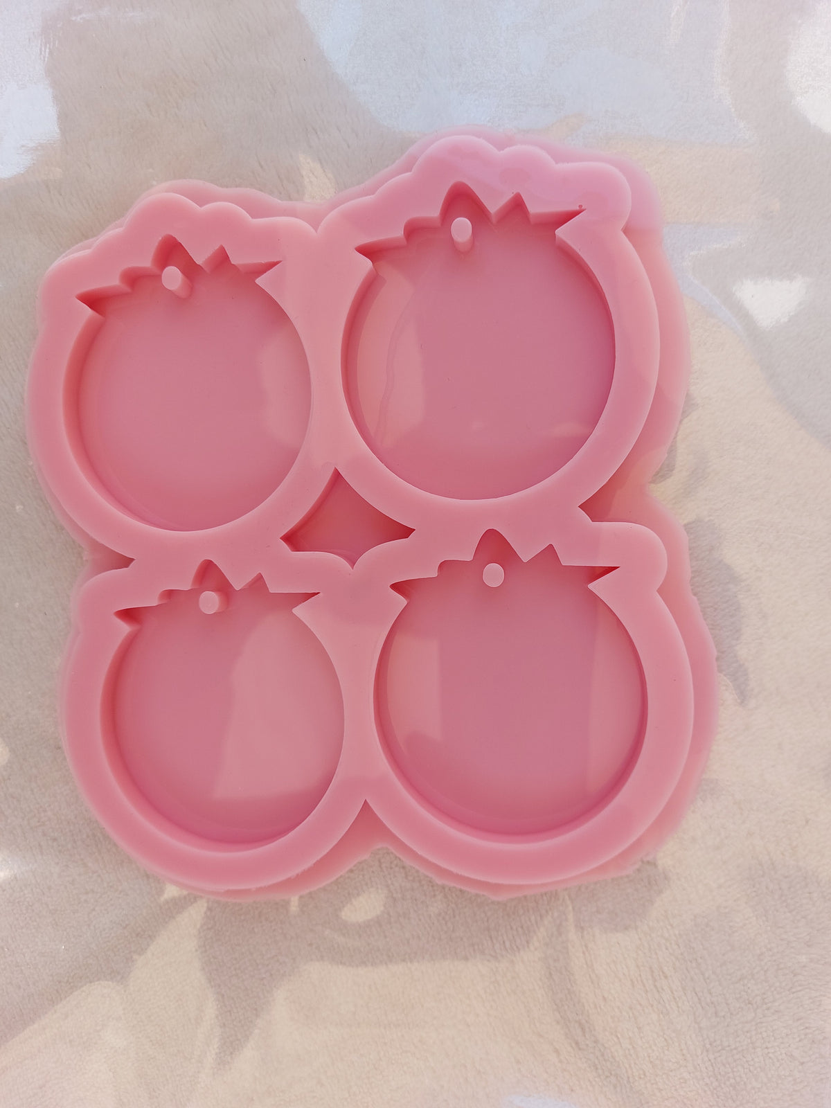 This silicone mold is suitable for casting resin, wax, or ceramic. Each cavity is designed in the shape of a strawberry. This mold is ideal for making keychains, earrings, ornaments, or accessories.