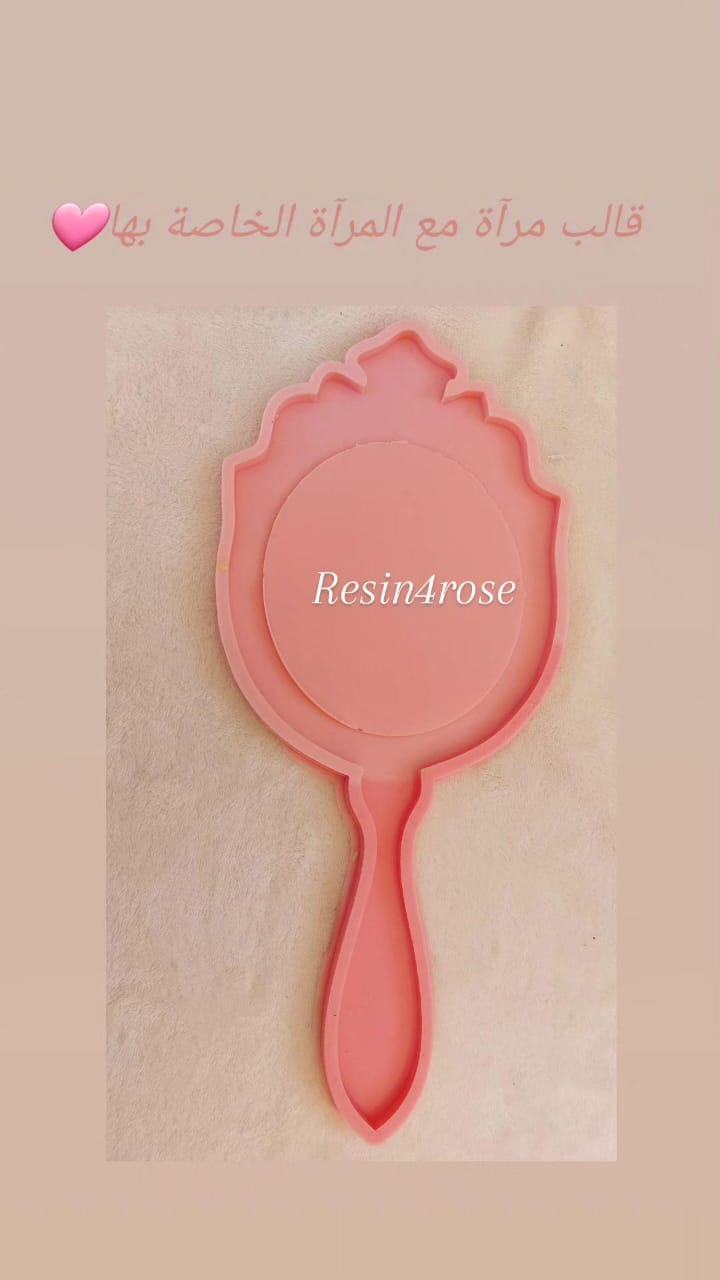 This silicone mold is designed in the shape of a classic hand mirror. The top features a decorative wavy edge and crown-like details at the apex, making it ideal for creating luxurious personalized gifts or unique decorative pieces for a vanity.