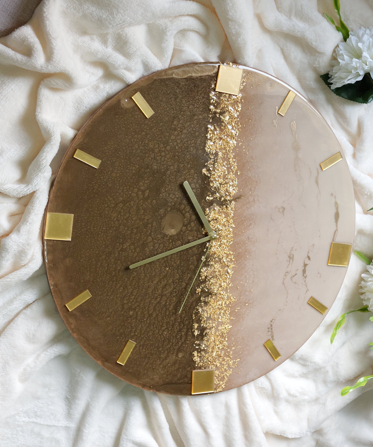 Clock numbers in the form of rectangular lines with circles, stars or squares give it a simple and elegant character that makes it easy to read the time in a modern style