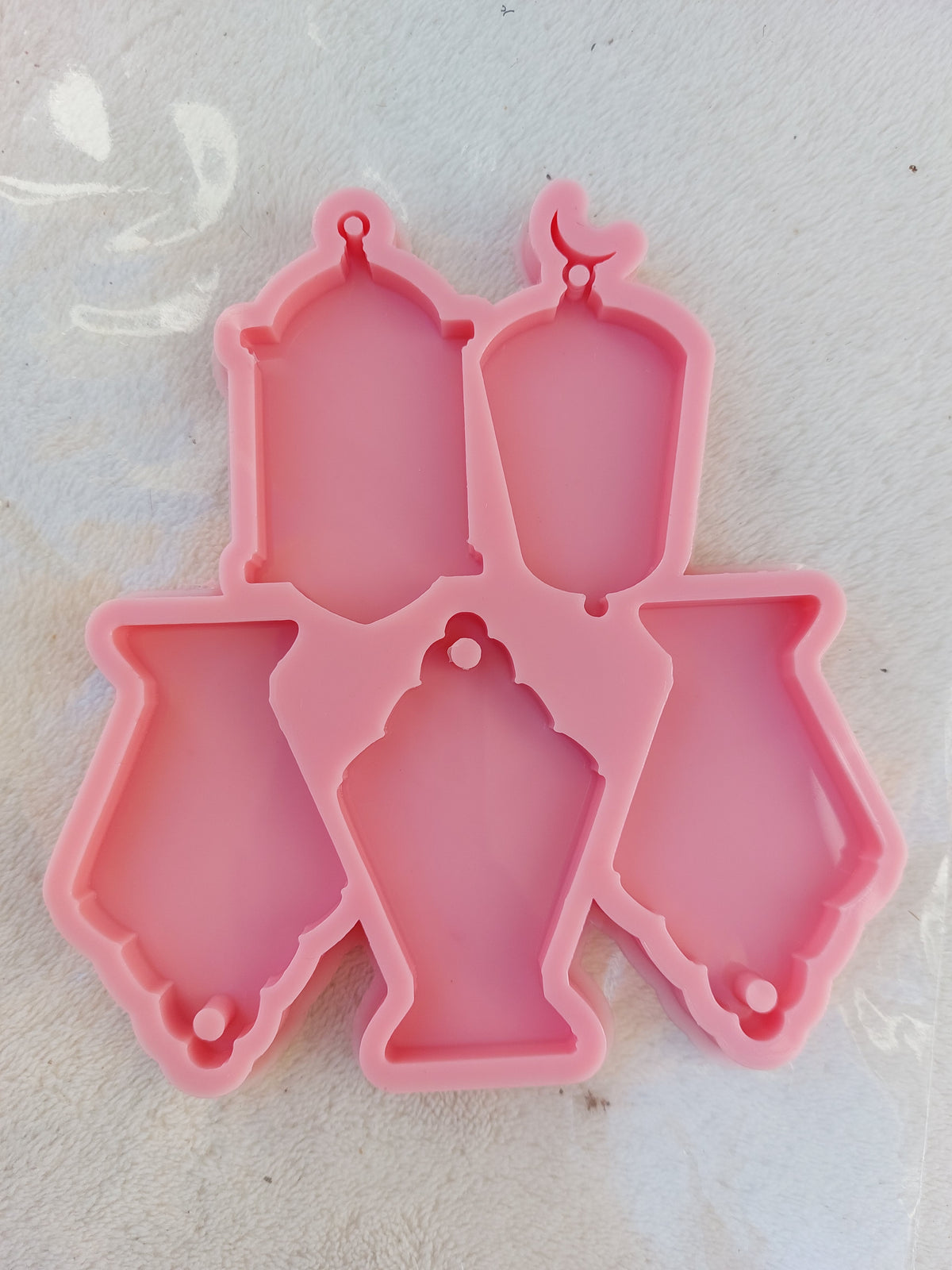 This silicone mold has 5 main cavities in the shape of a Ramadan lantern. It can be used for various projects: decorative items, simple gifts, or party favors. It can also be used for casting resin, wax, or pottery size 4*6 cm