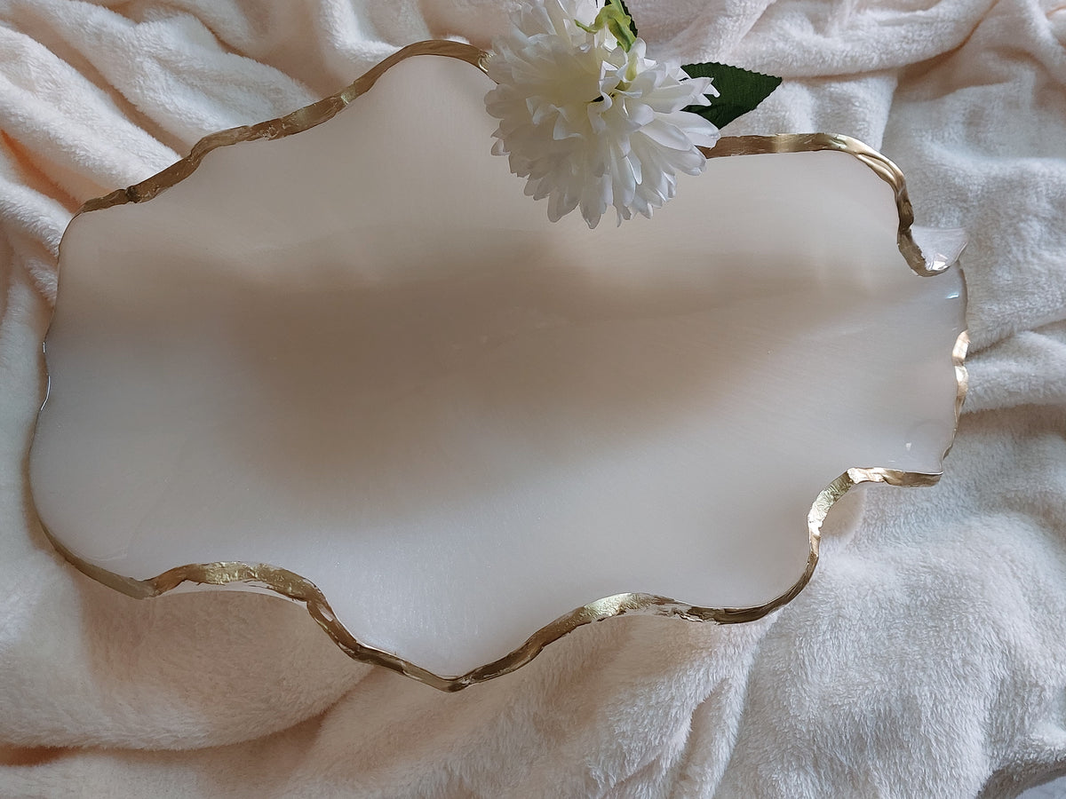 A silicone mold with irregular, wavy edges, typically used for casting resin or pottery to create large serving trays. Length: 48 cm, Width: 36 cm, Depth: 8 mm
