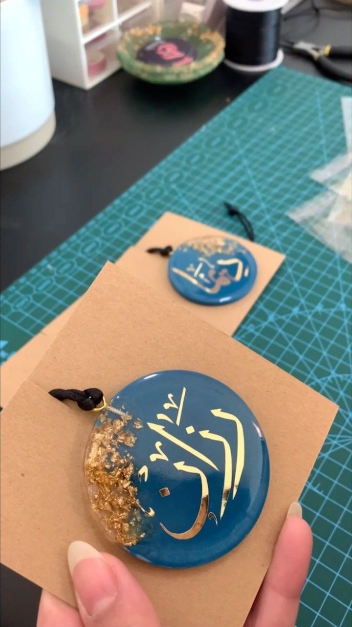 تم تصميم قالب السيليكون هذا خصيصًا لمشاريع الحرف اليدوية مثل صب الراتنج أو الشمع أو الفخار. يتكون القالب من ثلاث تجاويف دائرية متصلة، يبلغ قطر كل منها 9 سم وعمقها 8 مم.