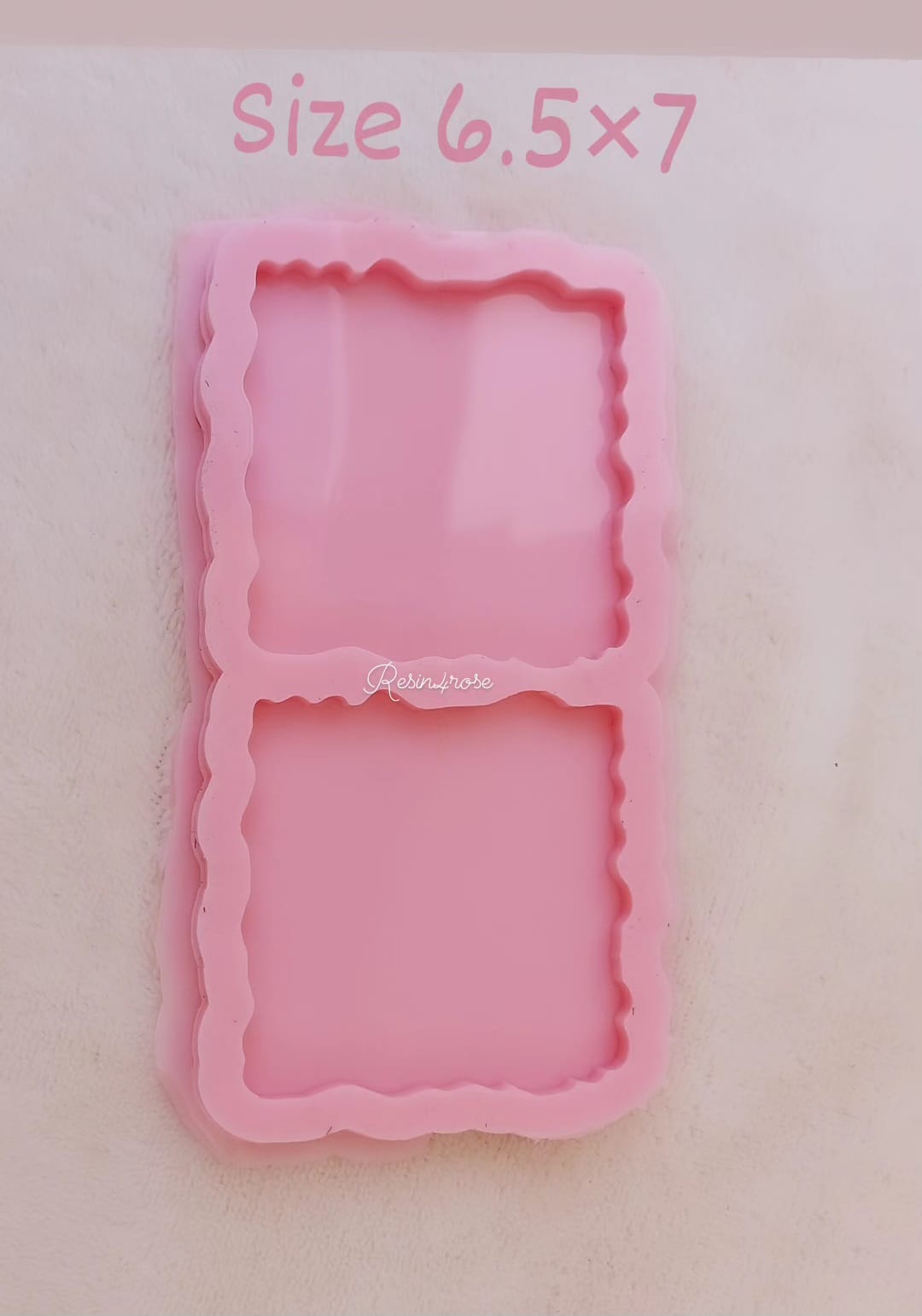 This silicone mold features a wavy rectangular shape divided into two square cavities, ideal for creating two identical pieces at once. Designed specifically for resin, wax, or pottery projects, the mold measures 7*7cm .Depth 8 mm