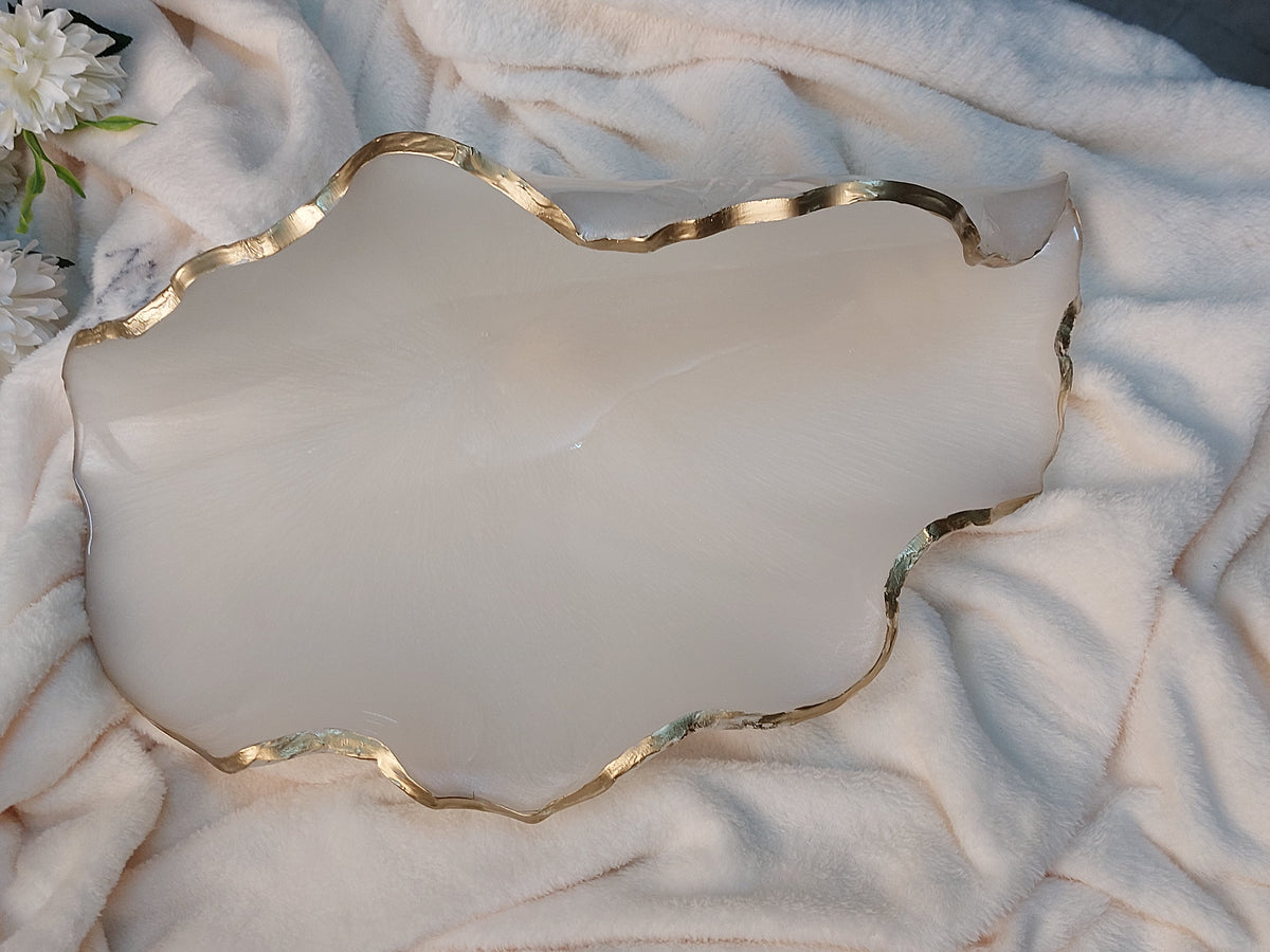 A silicone mold with irregular, wavy edges, typically used for casting resin or pottery to create large serving trays. Length: 48 cm, Width: 36 cm, Depth: 8 mm