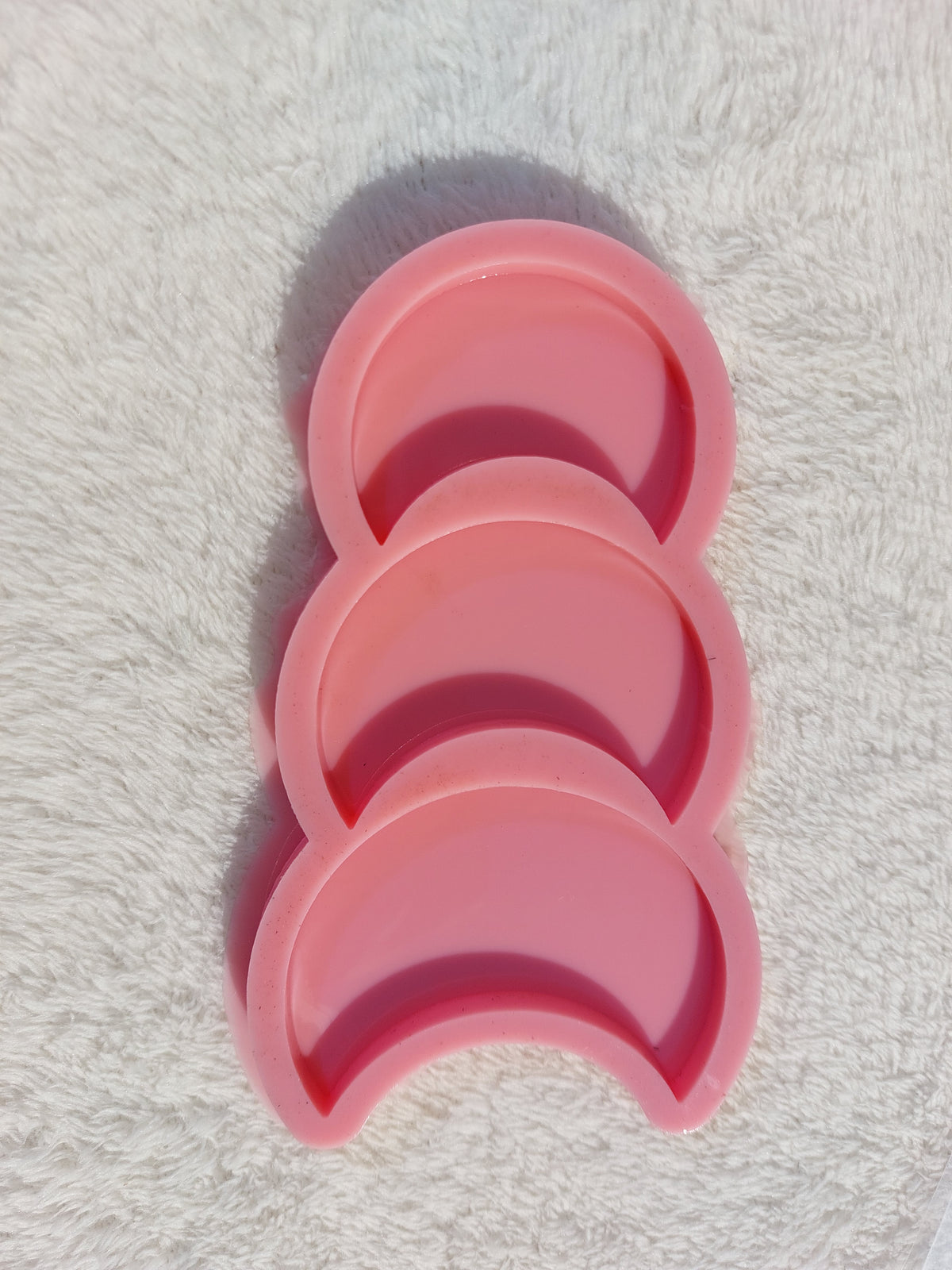 Silicone mold containing a Ramadan crescent moon, available in various sizes, suitable for casting resin, wax, plaster, or pottery