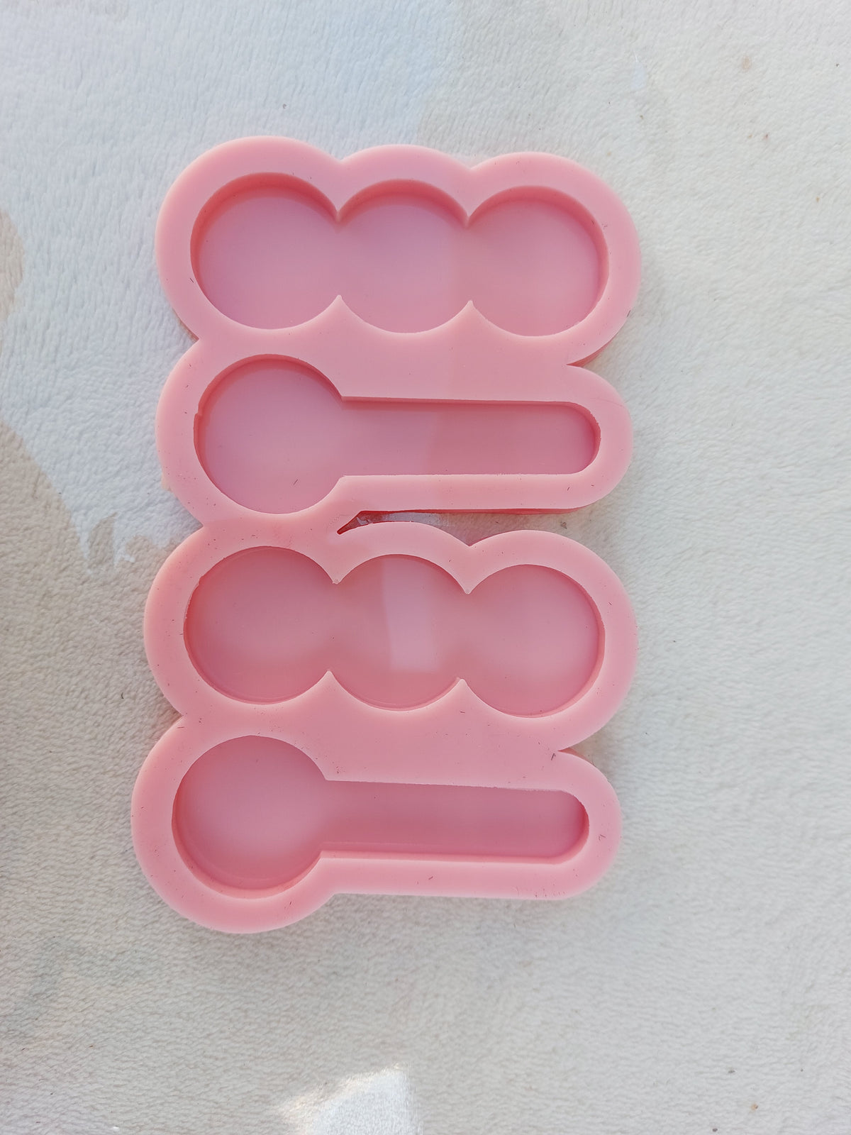 This silicone mold has four main cavities arranged vertically. It can be used for various projects: making small spoons, decorative items, simple gifts, or party favors.
