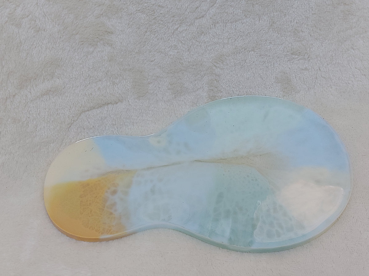 A streamlined silicone mold shaped like the number 8 or a pear, ideal for crafts such as casting resin, pottery, or plaster. Total length 20 cm, depth 8 mm.