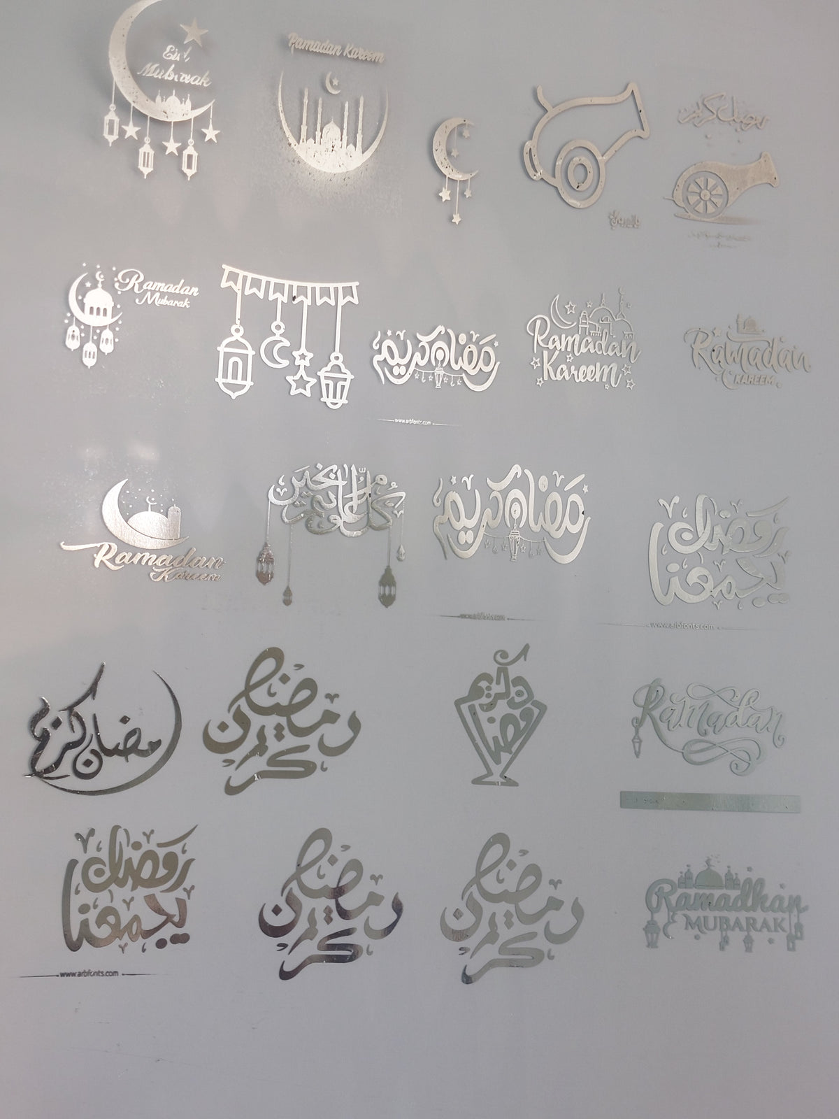 اطبع تصاميم رمضانية على ورق شفاف أو ملصقات، مع مجموعة متنوعة من الخطوط والعبارات الإسلامية
