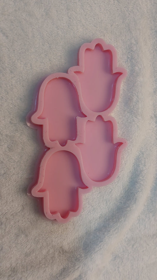 This silicone mold features a design with four interconnected cavities forming a five-finger or hand shape. It's specifically designed for craft projects such as casting resin, polymer clay, wax, or pottery. Dimensions: 4 x 6 cm