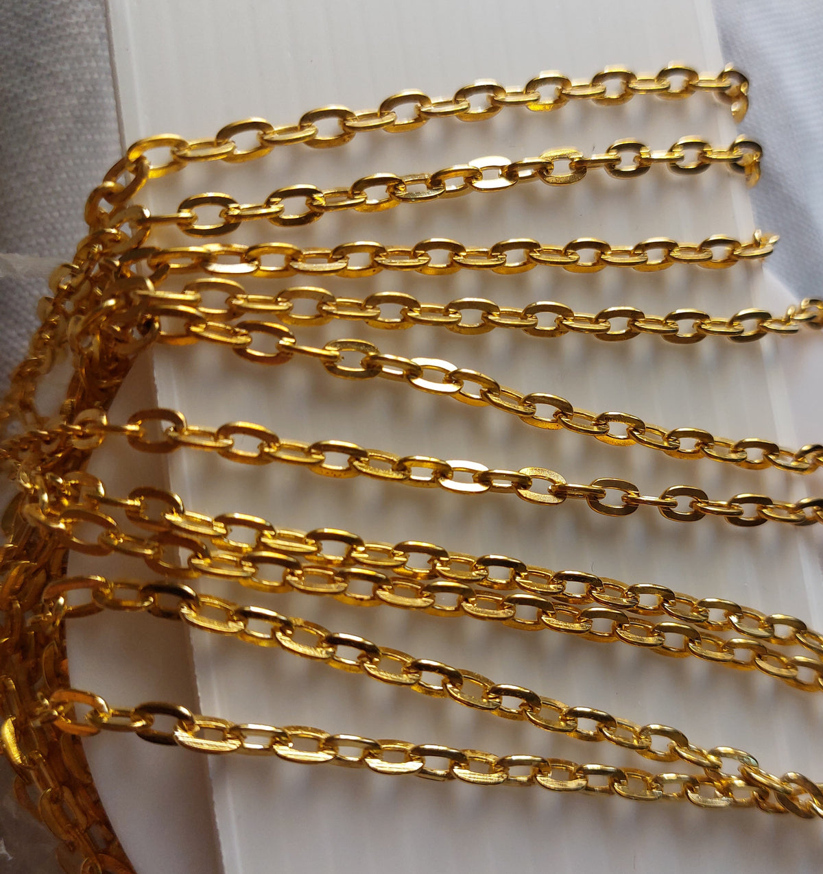 An extended metal chain used as a basic accessory in handicrafts, jewelry making, and decorating items such as resin medals and bags