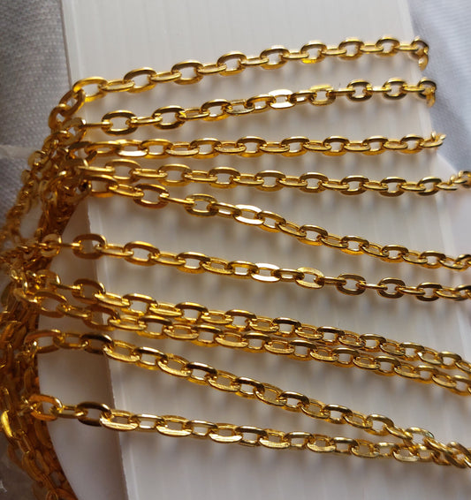 An extended metal chain used as a basic accessory in handicrafts, jewelry making, and decorating items such as resin medals and bags