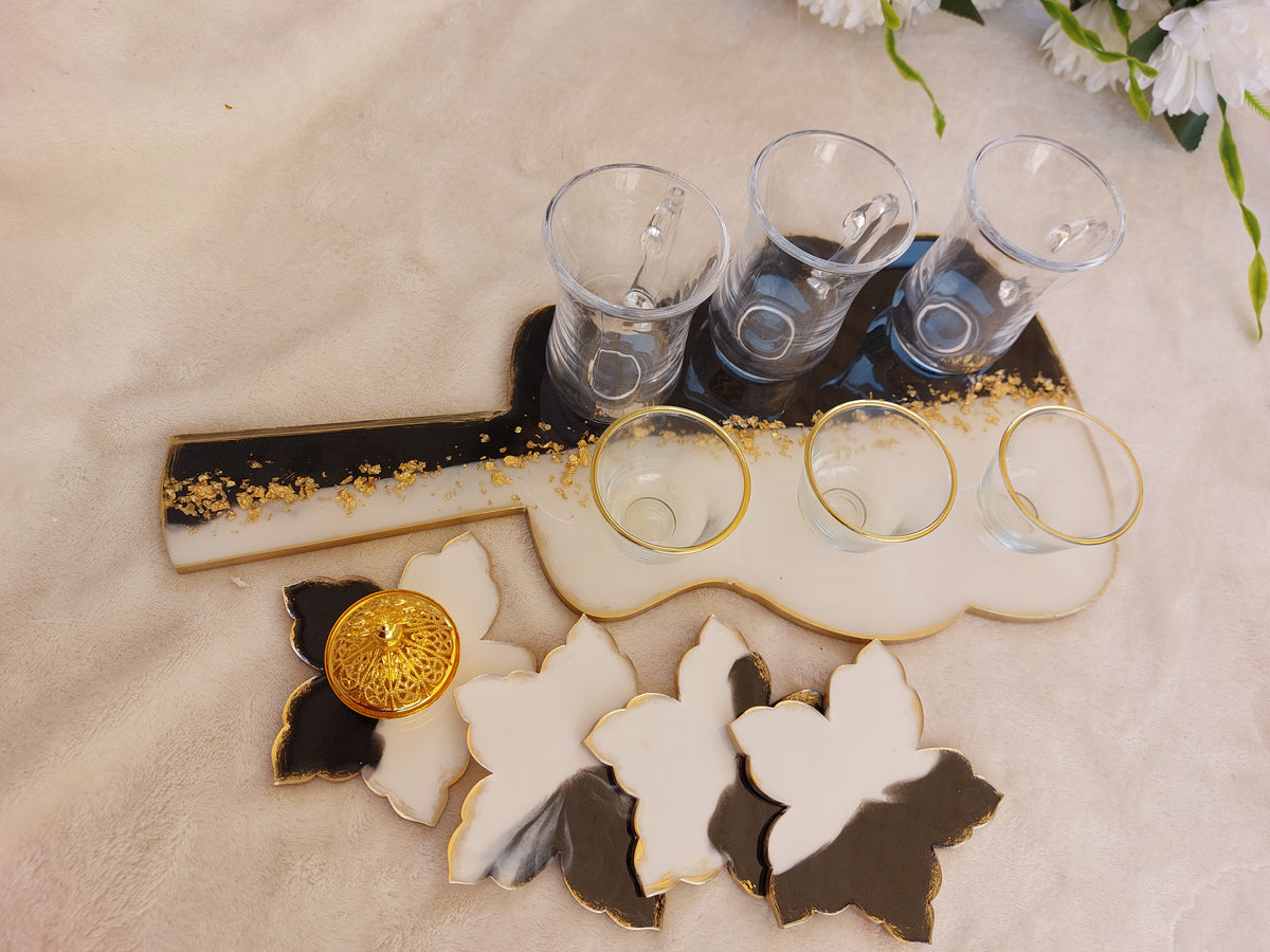 A silicone mold used for resin, wax, or pottery, designed in the shape of a guitar, has a prominent outer edge and an inner cavity, emphasizing its nature as a casting mold The mold is 40 cm long and 8 mm deep.