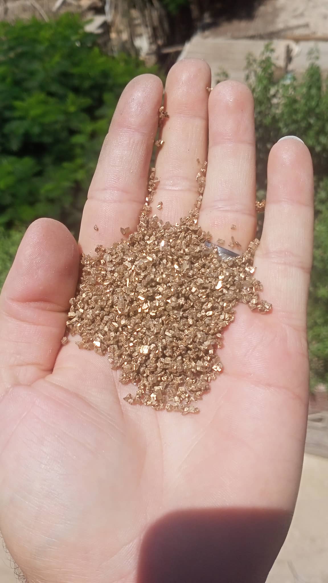 الحجارة والزجاج المكسور