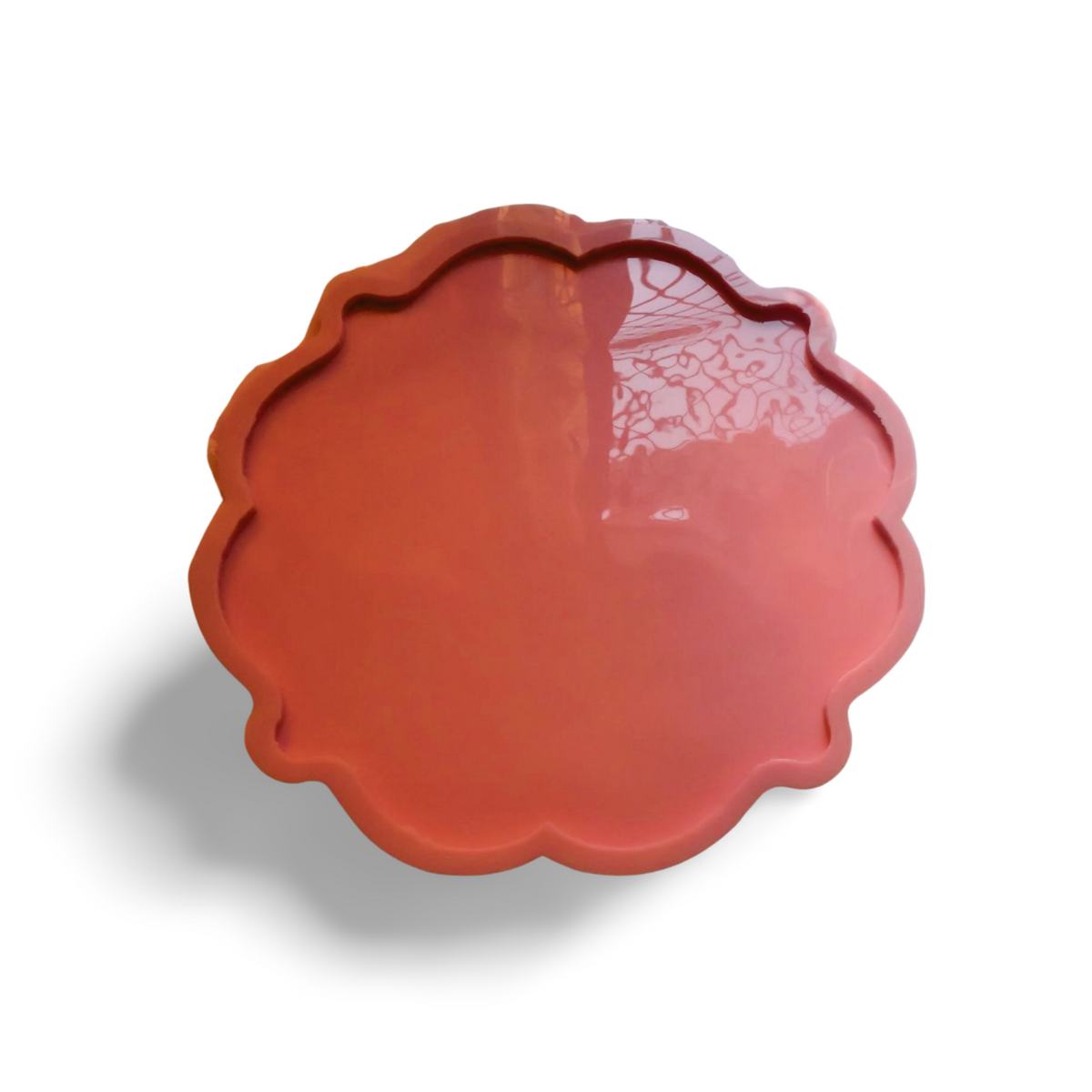 A silicone mold designed for artistic casting work such as resin or plaster, or for making decorative trays. The edges consist of regular curves and waves that give the finished piece an aesthetic appearance. Diameter 35 cm