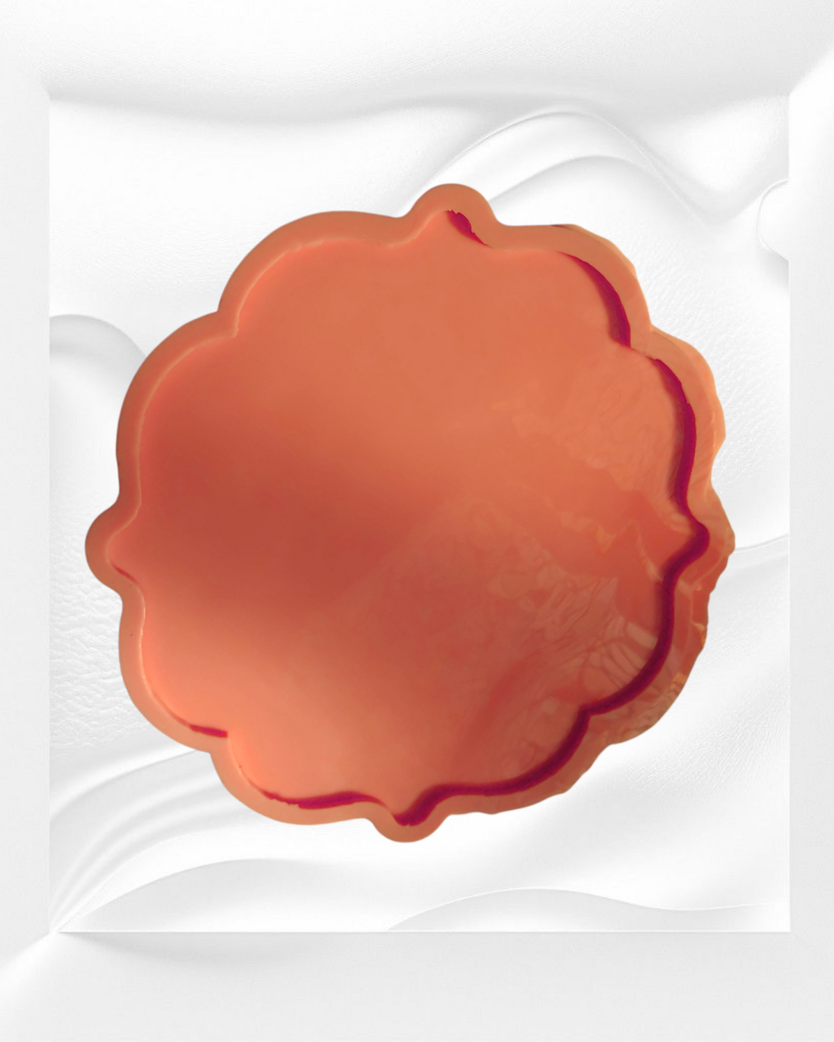 A silicone mold designed for artistic casting work such as resin or plaster, or for making decorative trays. The edges consist of regular curves and waves that give the finished piece an aesthetic appearance. Diameter 35 cm