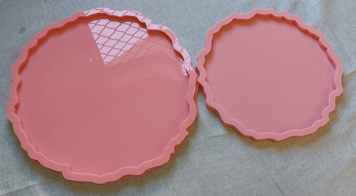A round silicone mold with irregular, wavy edges, designed for artistic casting work such as resin, pottery, or plaster. Available in various sizes.