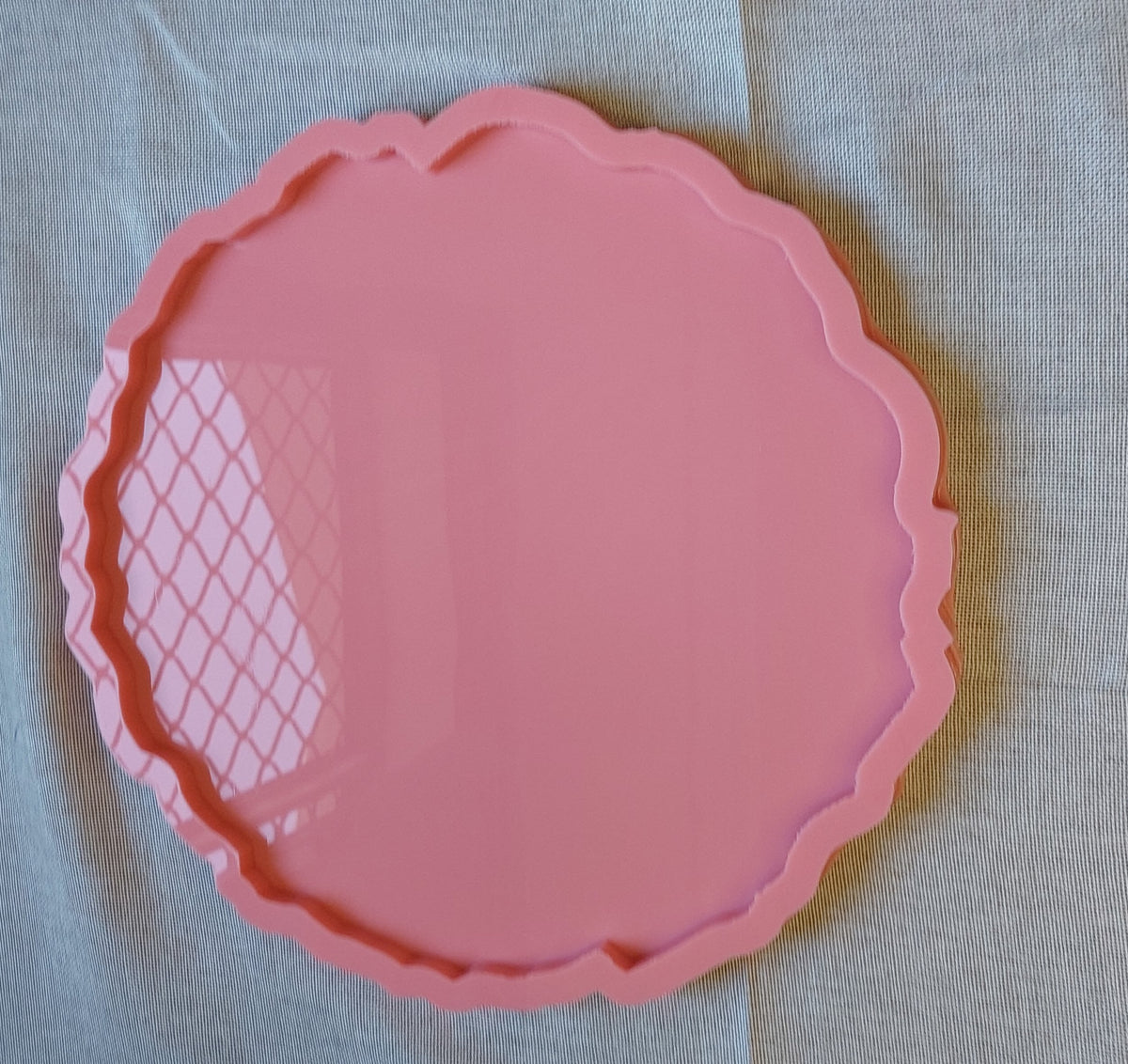 A round silicone mold with irregular, wavy edges, designed for artistic casting work such as resin, pottery, or plaster. Available in various sizes.